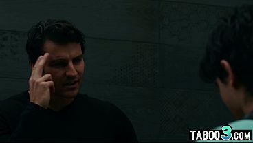 Отчим трахает миниатюрную дочь пасынка прямо перед ним