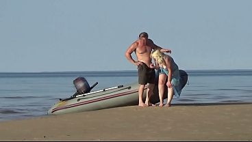 Женщина туристка ебется с лодочником на воде